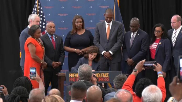 hochul_signs_guns_06062022